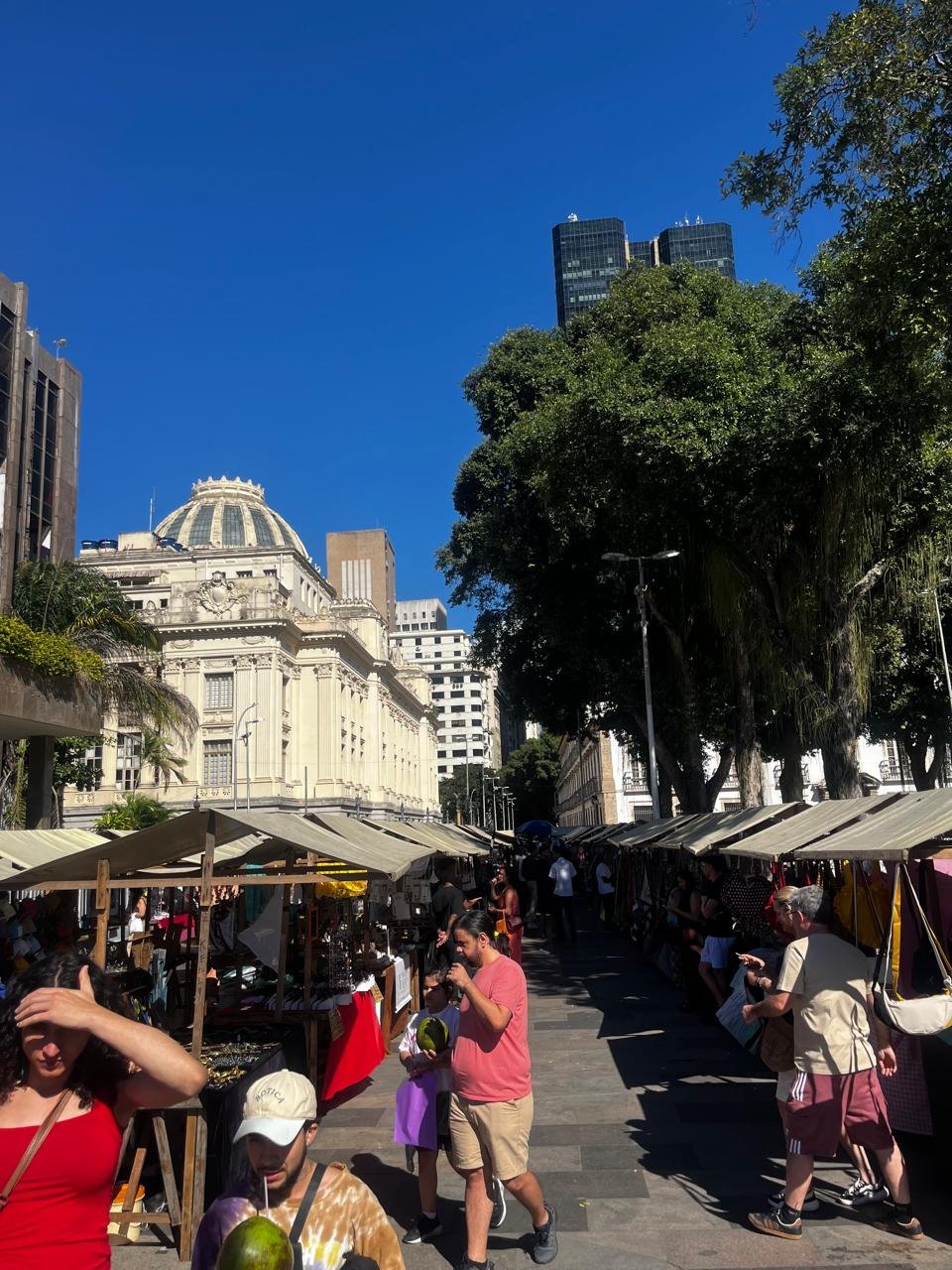Feira da Praça XV: antiguidades, garimpo e clima de sábado no Centro